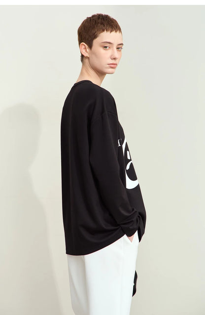 Damen T-Shirt im minimalistischen Stil mit Rundhalsausschnitt und Druckdesign