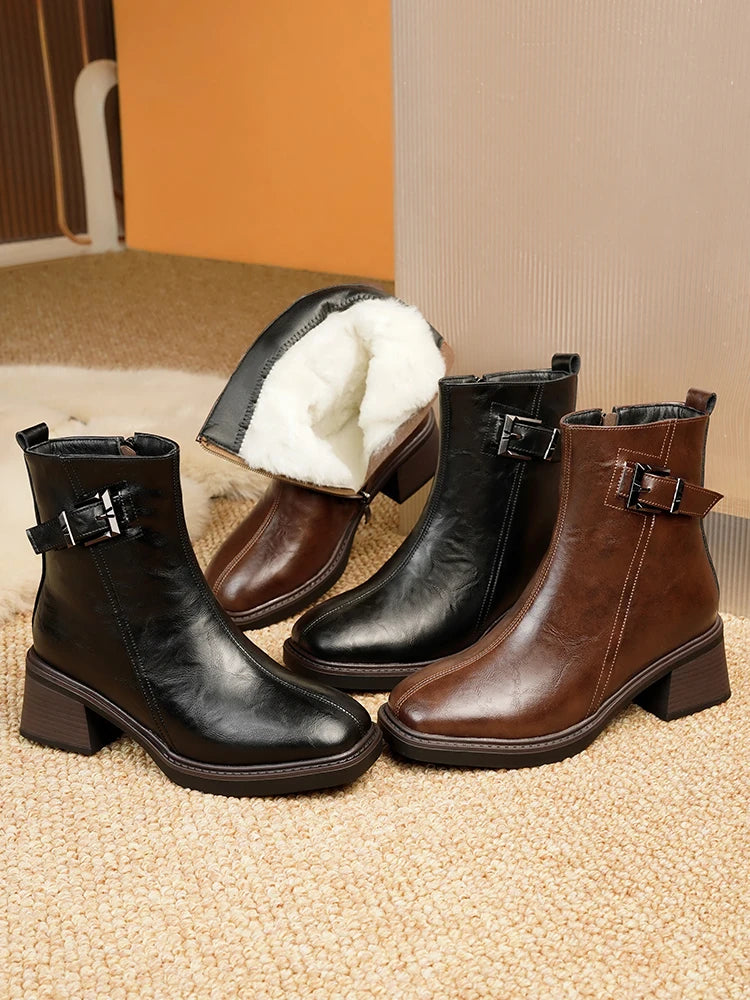 Stiefeletten-Paar: schwarz und braun, quadratische Kappe, breiter Absatz, Schnalle am Schaft