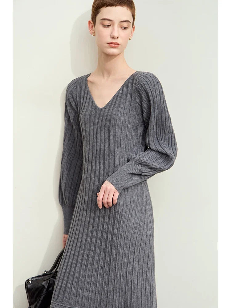 Damen-Strickkleid mit V-Ausschnitt und langen Puffarmen, gerippt in Dunkelgrau