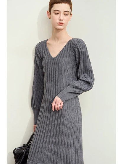 Damen-Strickkleid mit V-Ausschnitt und langen Puffarmen, gerippt in Dunkelgrau
