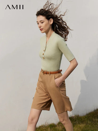 Damen T-Shirt im minimalistischen Stil mit V-Ausschnitt und halben Ärmeln