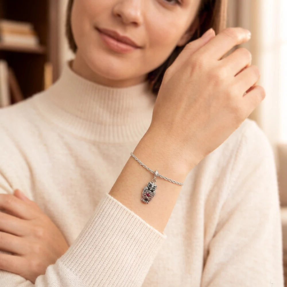 Eulen-Charm-Anhänger am Armband, silberfarbig mit farbigen Steindetails