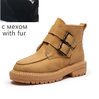 Beige Kurzstiefel aus Leder mit Fellfutter, seitlicher Schnalle und Profilsohle.