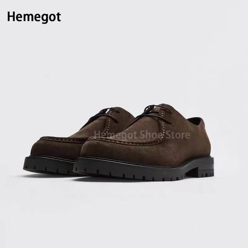 Dunkelbrauner Herren-Derby-Schuh aus Wildleder, Schnürung und dicke Profilsohle, seitlich