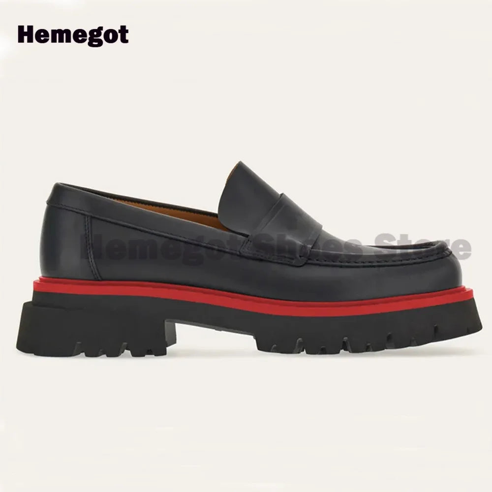Schwarze Herren-Loafer-Slipper mit Schaftlasche und dicker Sohle mit rotem Rahmen