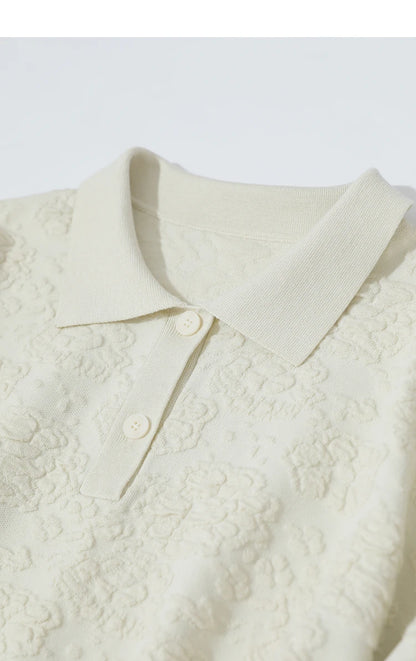 Cremefarbener gestrickter Pullover mit Stehkragen und Knopfleiste