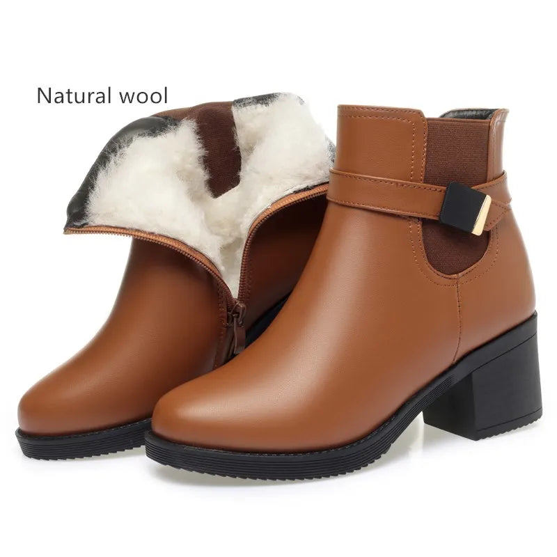 Braune Stiefeletten mit breitem Absatz, Futtereinsatz am Schaft und Ziergurt