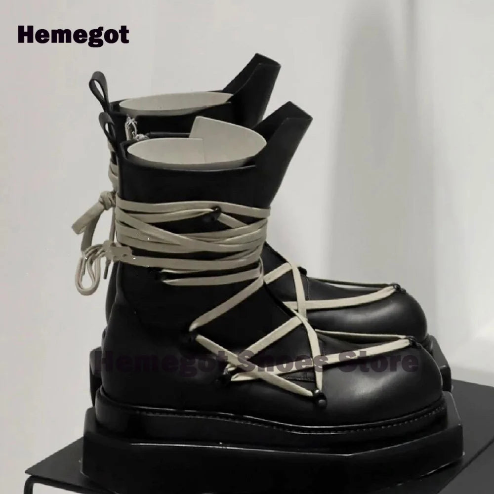 Herren-Schnürstiefelette im Frontblick, hoher Schaft, runde Kappe, dicke Sohle, schwarze Optik