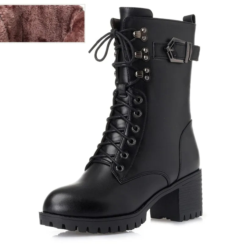 Schwarzer Schnür-Bikerstiefel mit Blockabsatz und Riemen an der Seite