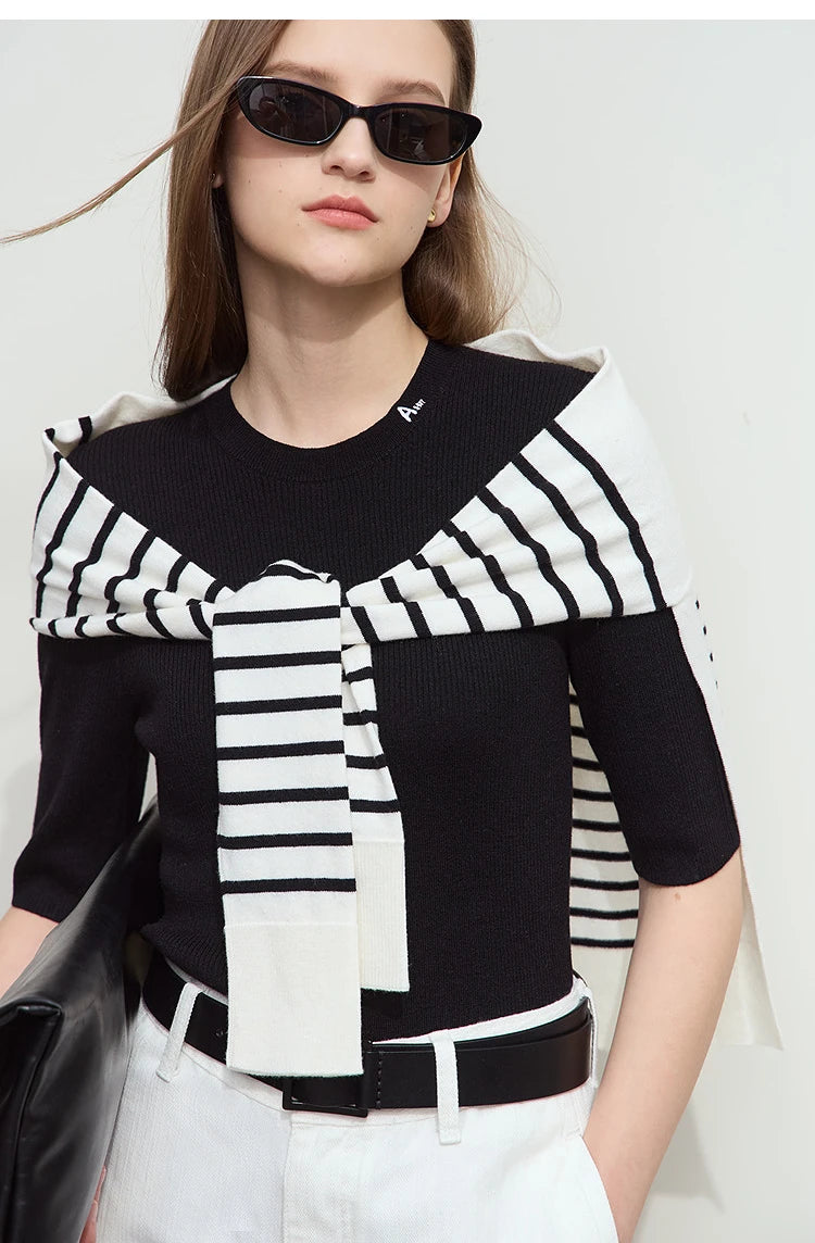 Schwarzer Damen-Strickpullover mit weißen Streifen und Schleifendetail am Ausschnitt