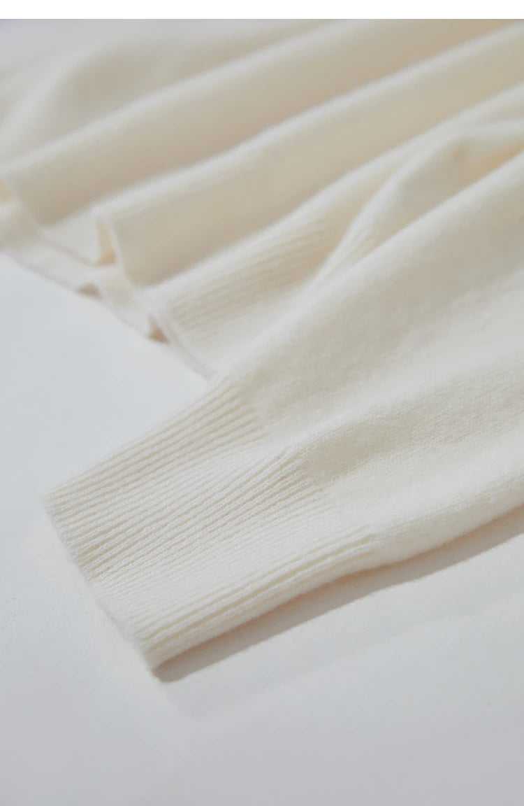 Cremefarbener Damenpullover, Detail der Strickkante und langen Ärmel mit Bündchen