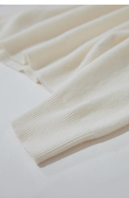 Cremefarbener Damenpullover, Detail der Strickkante und langen Ärmel mit Bündchen