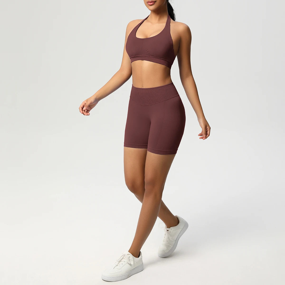 Nahtloses Yoga-Set mit Push-up BH und Shorts, pflaumenfarbig