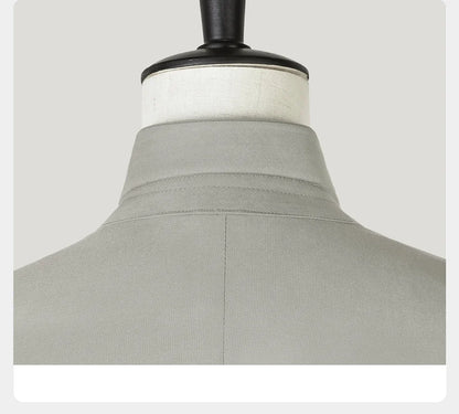 Eleganter Herrenanzug mit grauem Nadelstreifen, doppelreihigem Sakko, Weste und Hose – ideal für Hochzeit, Büro und festliche Anlässe.