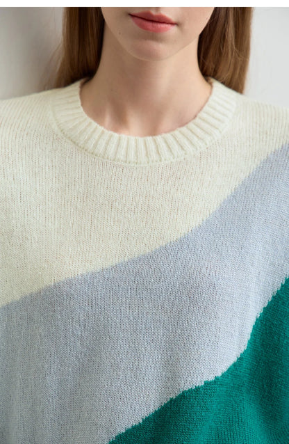 Damenpullover, Nahansicht Kragen: cremefarben mit diagonalen Streifen aus hellblau und grün
