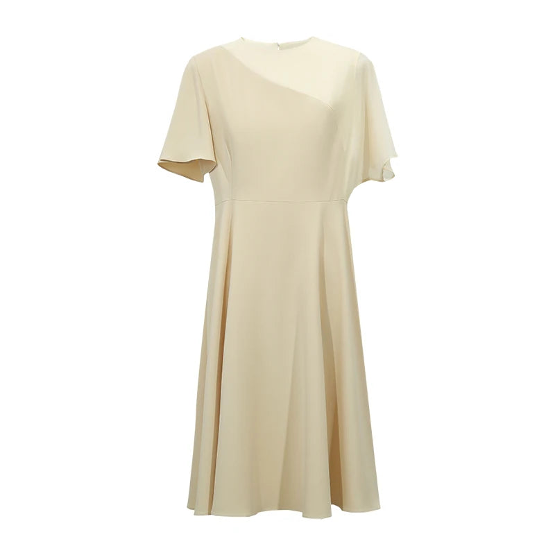 Hellbeiges Damenkleid mit kurzem Ärmel, Taillierung und ausgestelltem Rock, knielang