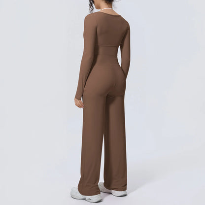 Braunes Yoga-Set im Rückansicht: langärmliges Top und weite Hose mit Taillenbindung