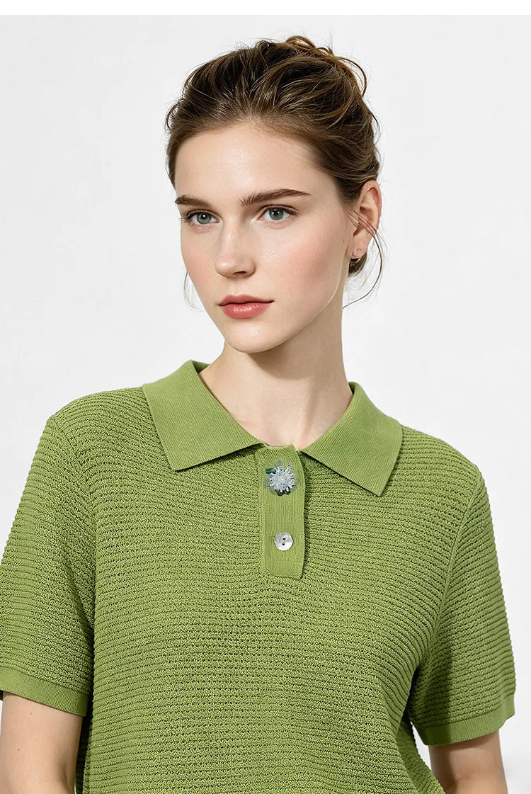 Grüner Polo-Strickpullover mit Knopfleiste am Kragen, detailreiche Maschenoptik