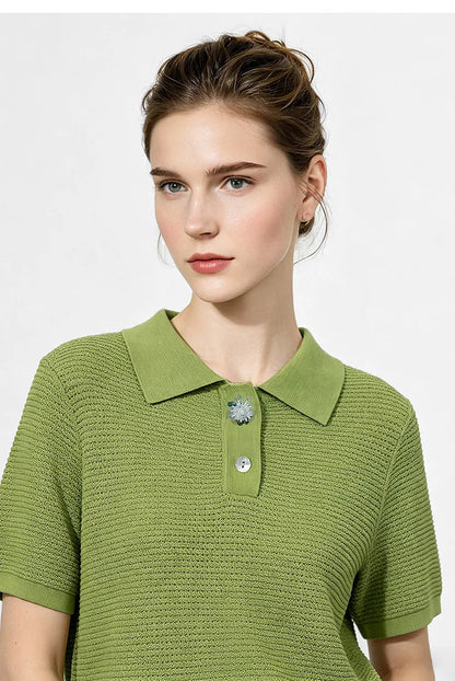 Grüner Polo-Strickpullover mit Knopfleiste am Kragen, detailreiche Maschenoptik