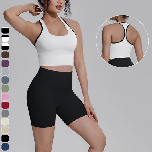 Yoga-Set für Damen: weißes Top mit schwarzem Trimm, schwarze Shorts, zweiteilige Sportbekleidung