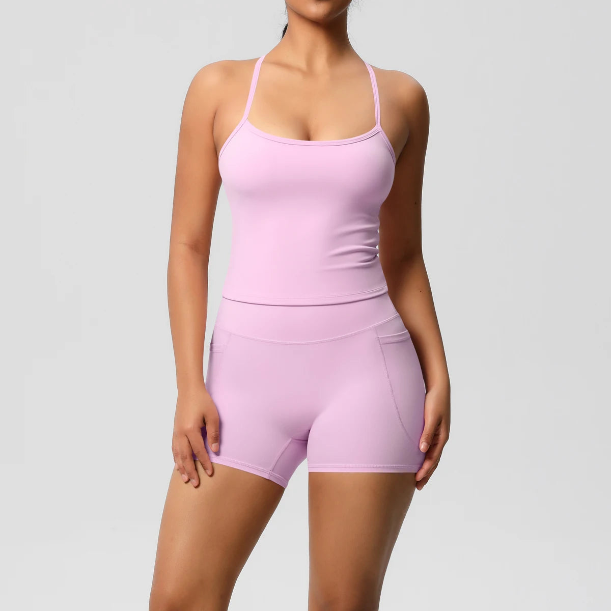 Schlankes Damen-Sportset: Träger-Top und Shorts, hellrosa, Frontansicht