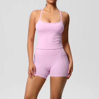 Schlankes Damen-Sportset: Träger-Top und Shorts, hellrosa, Frontansicht
