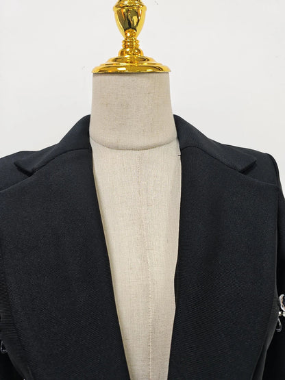 Elegantes Damenkleid mit Rundhalsausschnitt, halblangen Ärmeln und Spitzen-Patchwork-Design – figurbetont und stilvoll.