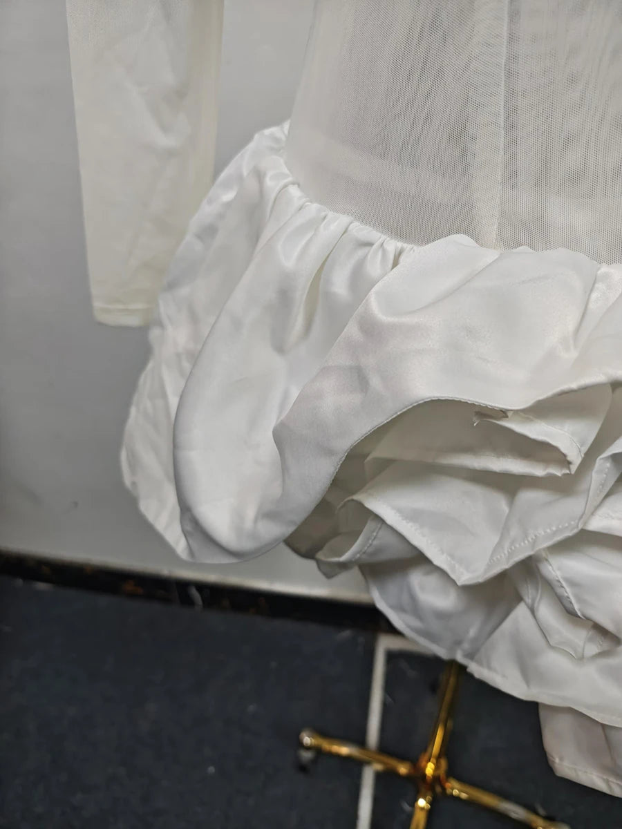 Damen-Dreiteiler mit Perlenbesatz: Langarmhemd mit Reverskragen, ärmellose Weste und lange Hose