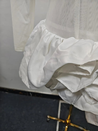 Elegantes Damen-Kleid mit Reverskragen, langen Ärmeln und Patchwork-Design – figurbetont und stilvoll.