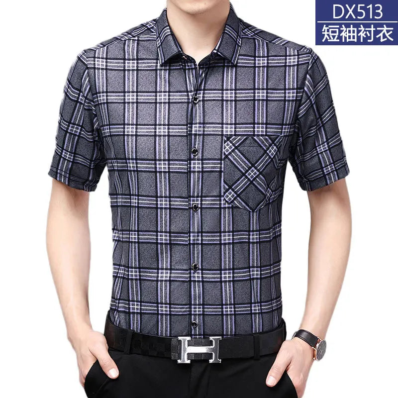 Leichtes Herren-Poloshirt aus Eisseide mit kurzen Ärmeln und klassischem Kragen in einfarbigem Design.