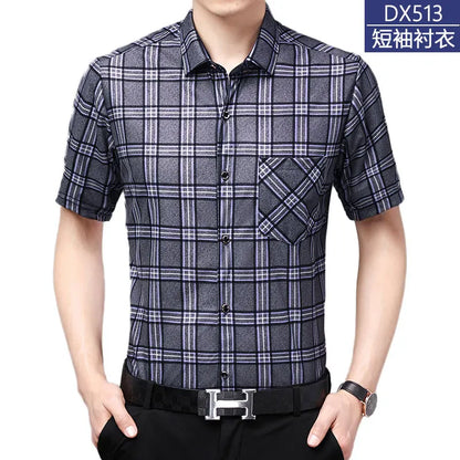 Leichtes Herren-Poloshirt aus Eisseide mit kurzen Ärmeln und klassischem Kragen in einfarbigem Design.