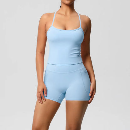 Schlankes Damen-Sportset: Träger-Top und Shorts, hellblau, Frontansicht