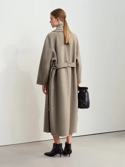 Damen Wollmantel im minimalistischen Stil mit Gürtel und Taschen