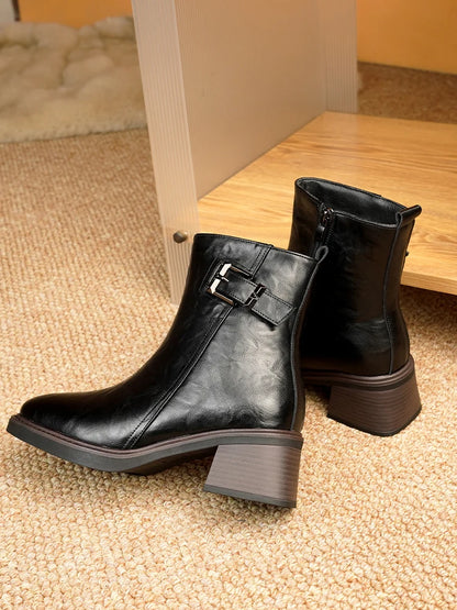 Schwarze Knöchelstiefel aus Leder mit eckiger Kappe, Blockabsatz und Schnalle