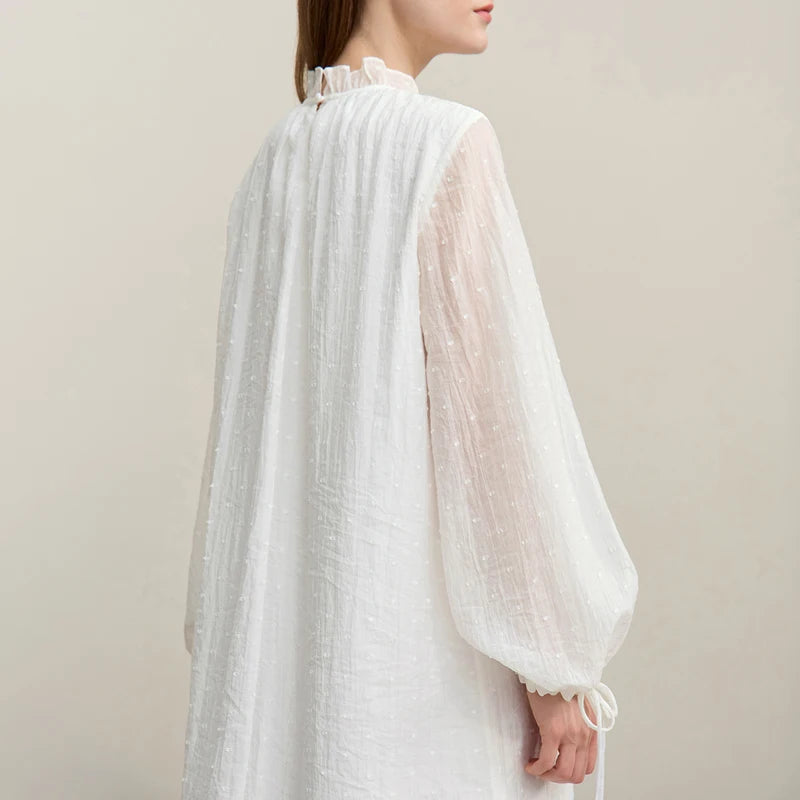 Damenkleid in Weiß mit Puffärmeln, Schleifen an den Saumenden und feinem Glanzmuster