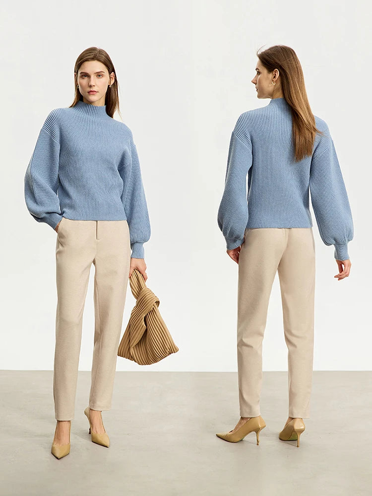 Hellblauer Wollpullover mit Stehkragen und Rippenstrick, weite Ärmel (Vorder- und Rückansicht)