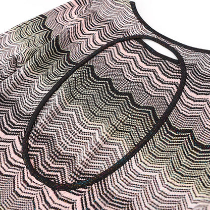 Zweiteiliges Damen-Set mit Rundhals und langen Ärmeln – Oberteil mit Diamant-Details und Rock mit hoher Taille und Patchwork-Taschen.
