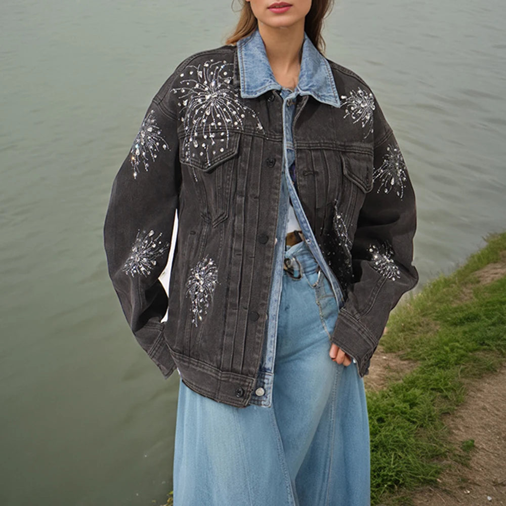 Elegantes Damenkleid mit hohlem Design, Perlenverzierung und hohem Kragen – Langarm-Patchwork mit Schlitz.