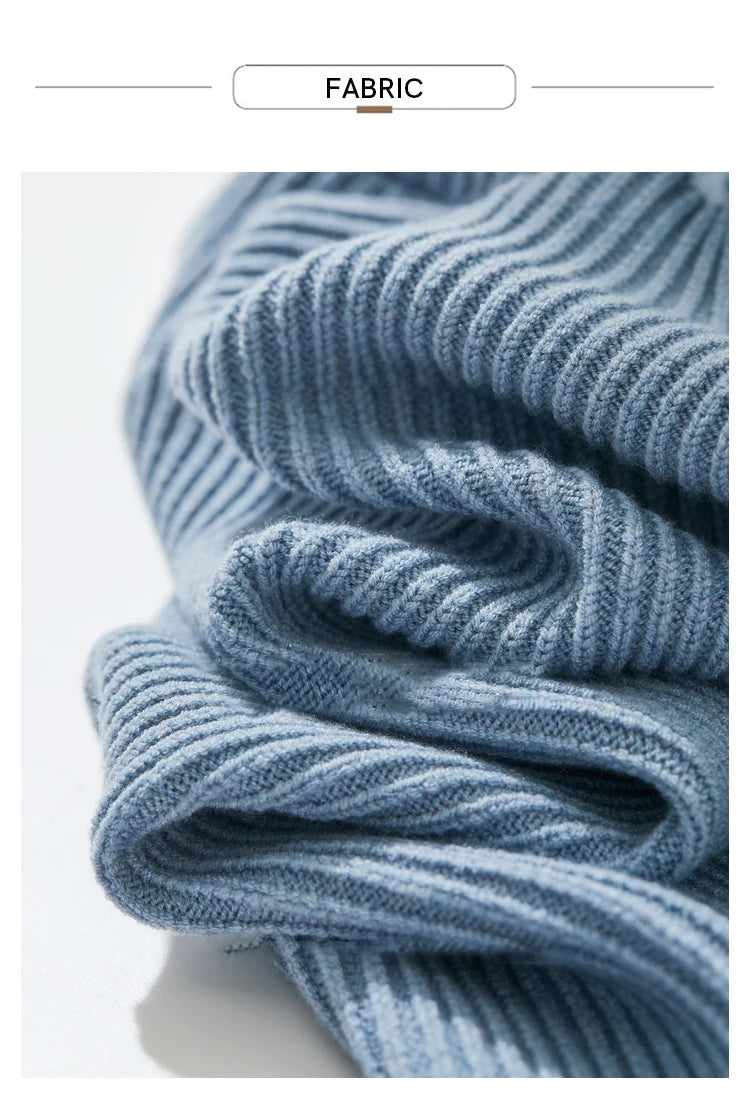 Detailansicht: hellblauer Rippstrick-Wollpullover mit Stehkragen und strukturierter Strickkante