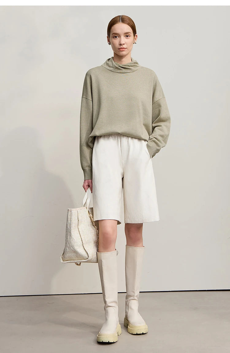 Damenhose (kurz) mit weitem Bein, hellbeige, hoher Bund und lockerer Fall