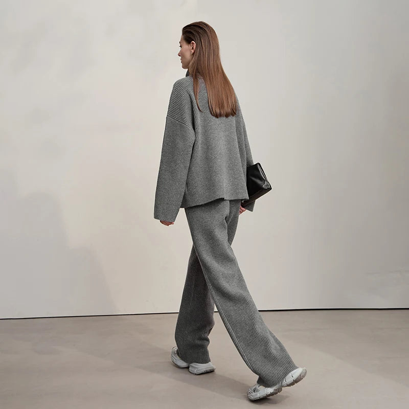 Rollkragenpullover aus Strick in Grau, Seitenansicht mit weiter Hose sichtbar