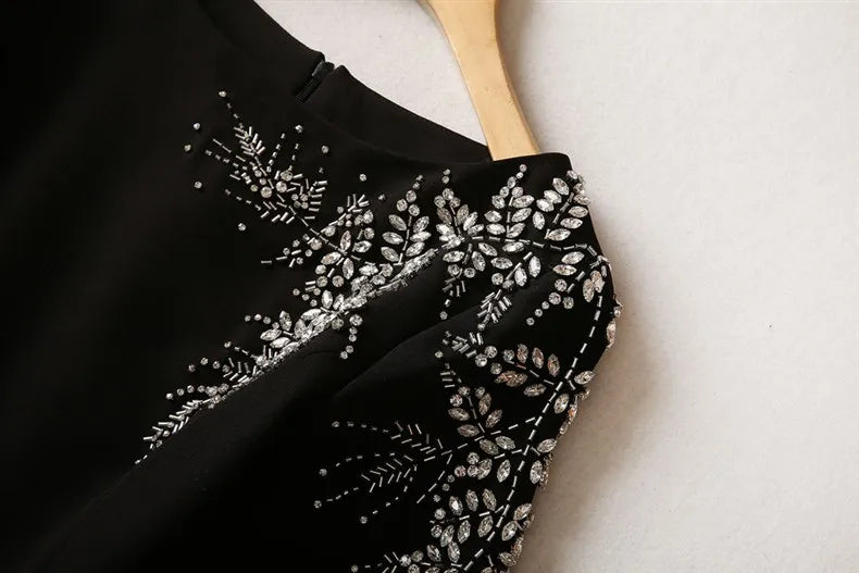 Elegantes Damenkleid mit quadratischem Ausschnitt, halblangen Ärmeln und Pailletten-Patchwork-Design – ideal für besondere Anlässe.