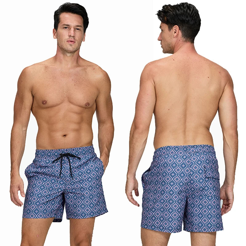 Herren-Badeshorts mit Mesh-Innenslip, verstellbarem Bund und Taschen – ideal für Sport und Freizeit.