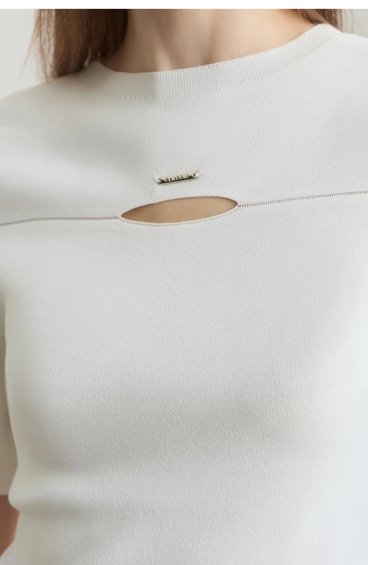 Nahaufnahme: heller Damen-Strickpullover mit ovaler Brust-Aussparung
