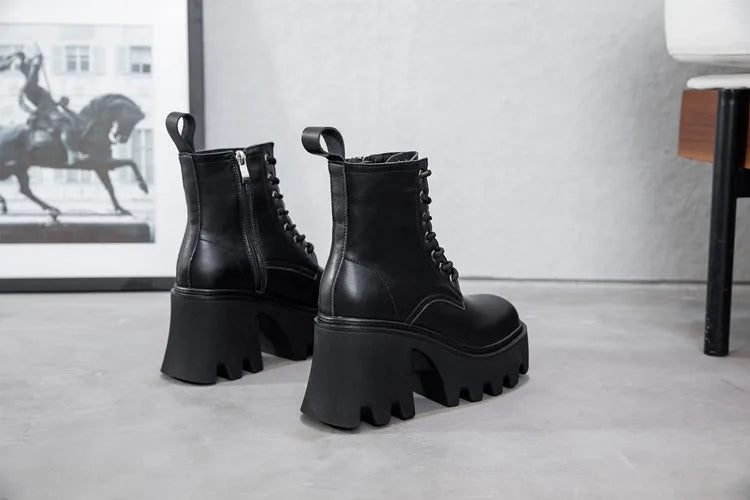 Schwarze Ankle-Booties mit Schnürung, eckiger Kappe und Plateau-Blockabsatz, Lederoptik