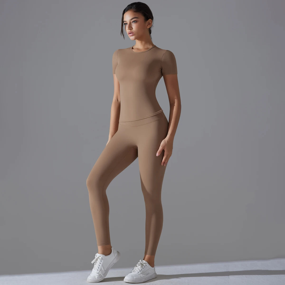 Damen-Gym-Set in Braun: kurzärmeliges Shirt und Leggings, eng anliegend