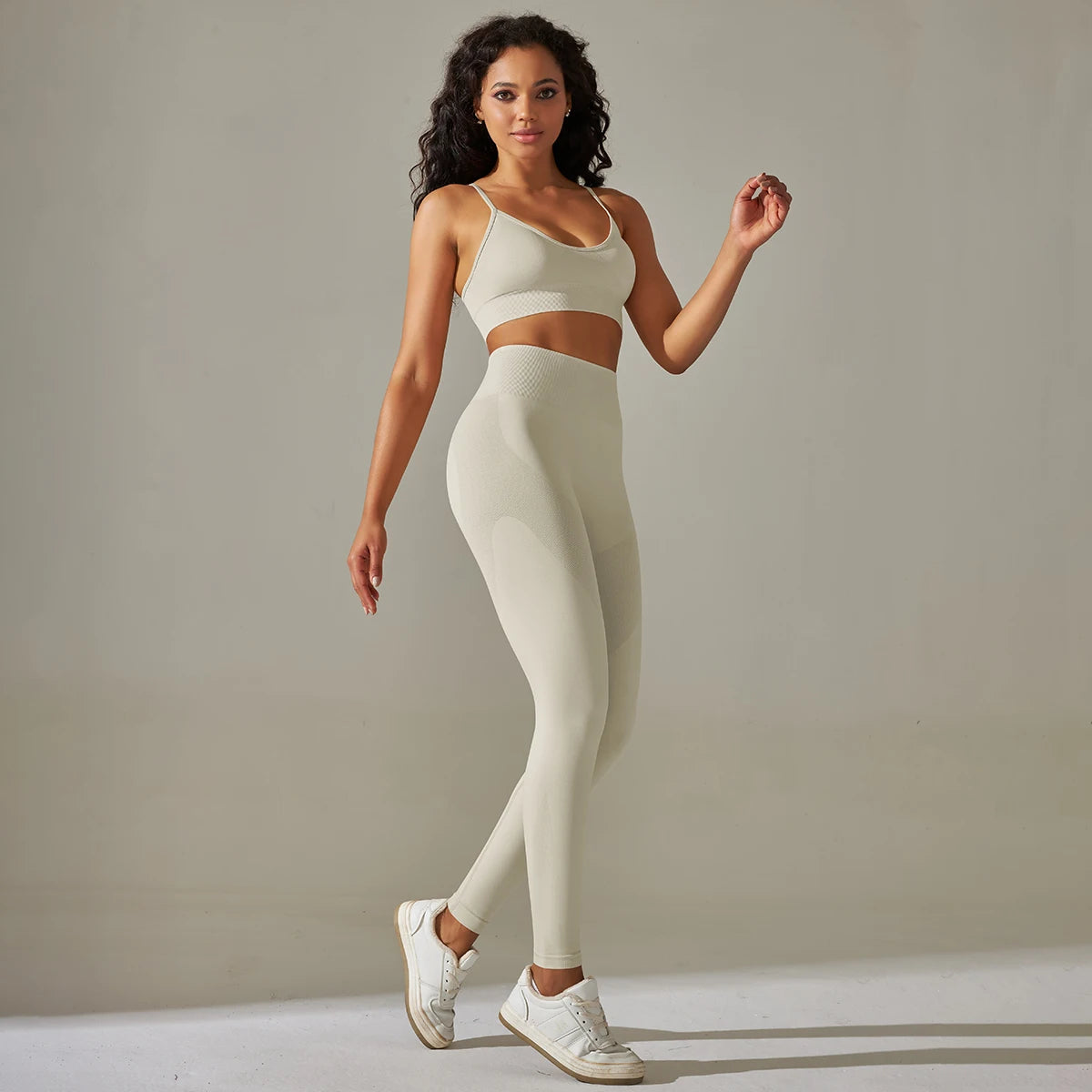 Nahtloses Yoga-Set in Weiß: Sport-BH mit Trägern und hochgeschnittene Leggings