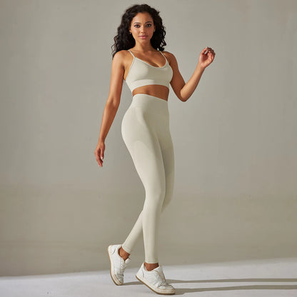 Nahtloses Yoga-Set in Weiß: Sport-BH mit Trägern und hochgeschnittene Leggings
