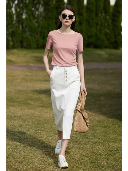 Damen T-Shirt im minimalistischen Stil mit One-Line Kragen und kurzen Ärmeln