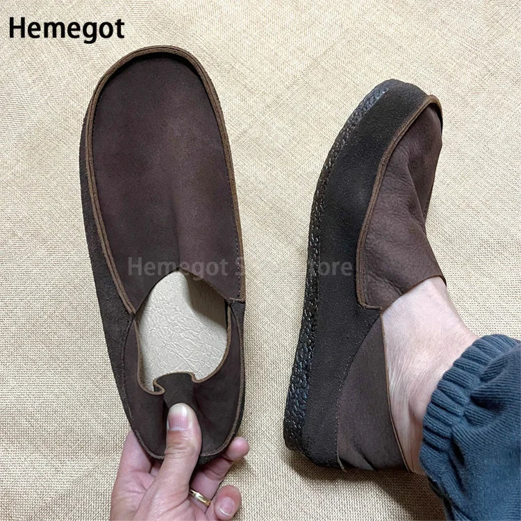 Herren-Slipper aus dunklem Leder mit Schlupföffnung und weicher, flexibler Sohle